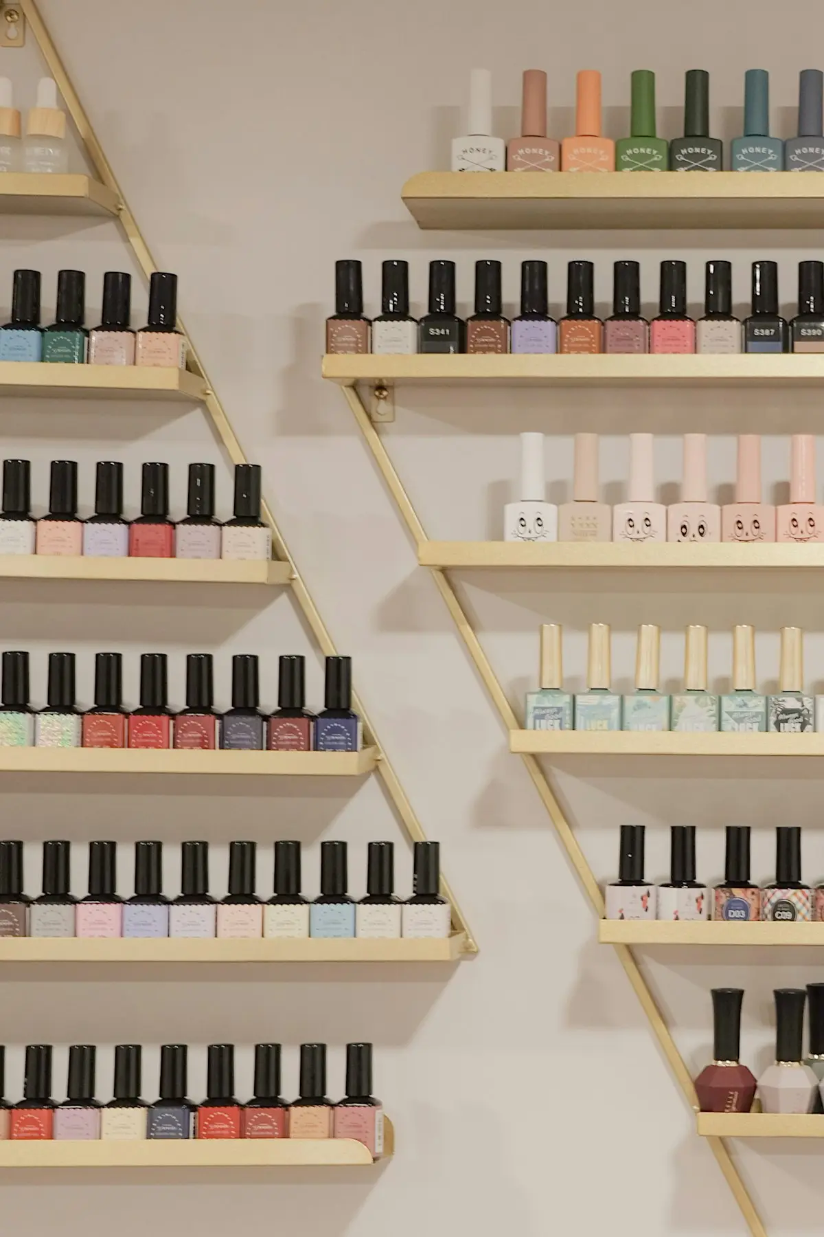 Over 200 gel colours